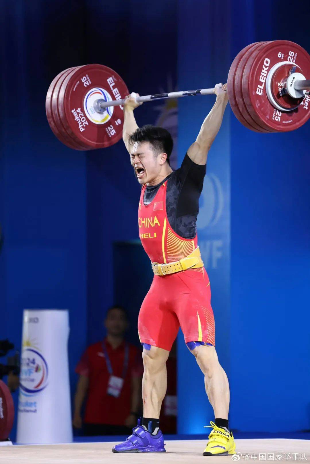 举重比赛：选手实力强劲，挑战极限，势不可挡