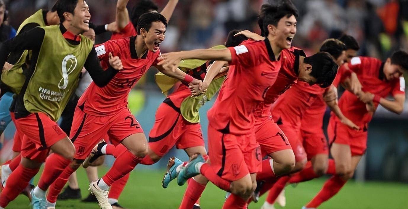 中国超级联赛豪门备战，全队整装待发，掌声雷动