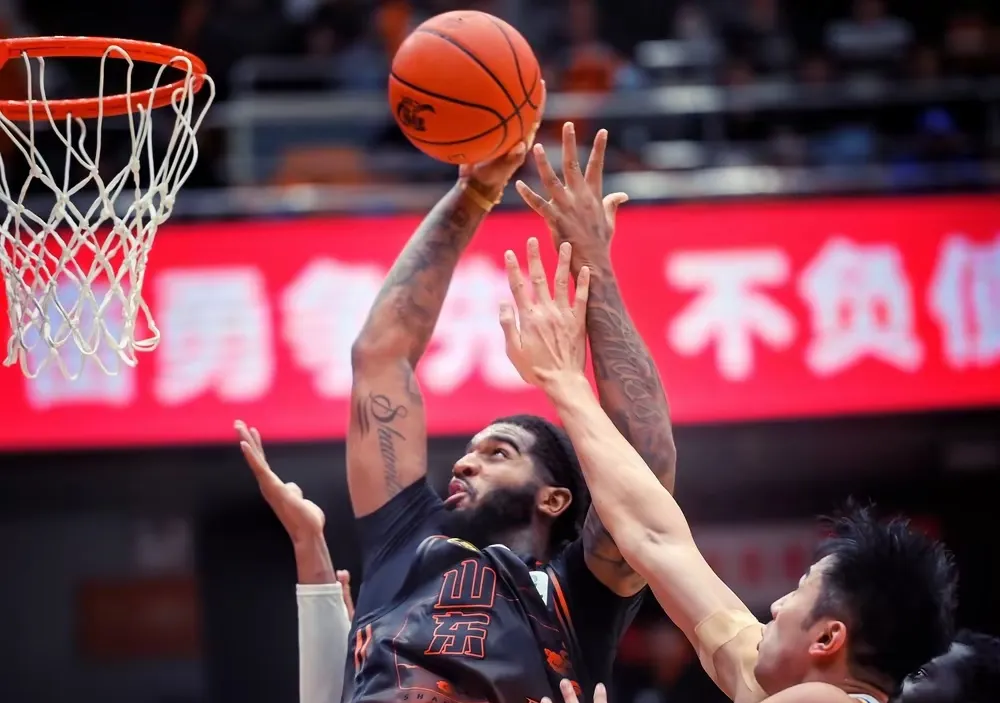 开云体育APP下载-凯尔特人逆转山东队，字母哥点燃赛场