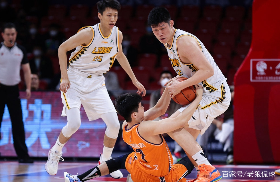 开云体育官网-上海队碾压江苏队，布伦森统治全场