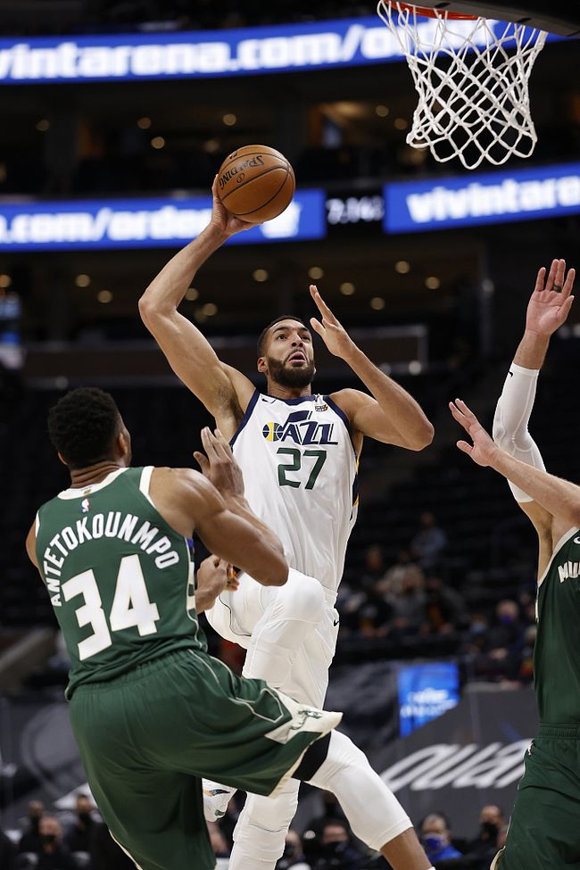 开云APP-青岛队鏖战雄鹿,戈贝尔点燃赛场